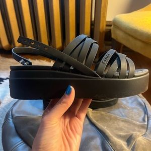Crocs Brooklyn strappy platform sandal - size 9